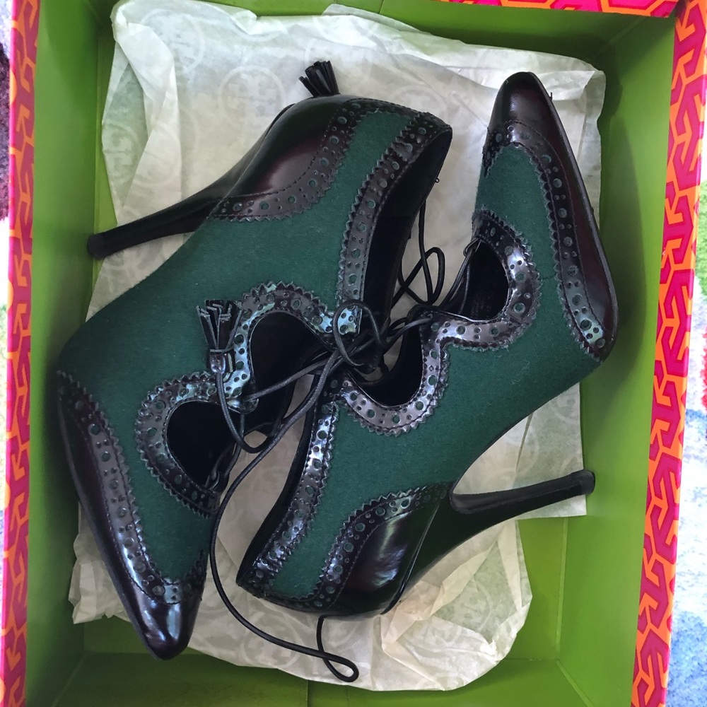 Authentic Tory Burch Hawthorn Black/Green Leather Pump. VERY GOOD condition!